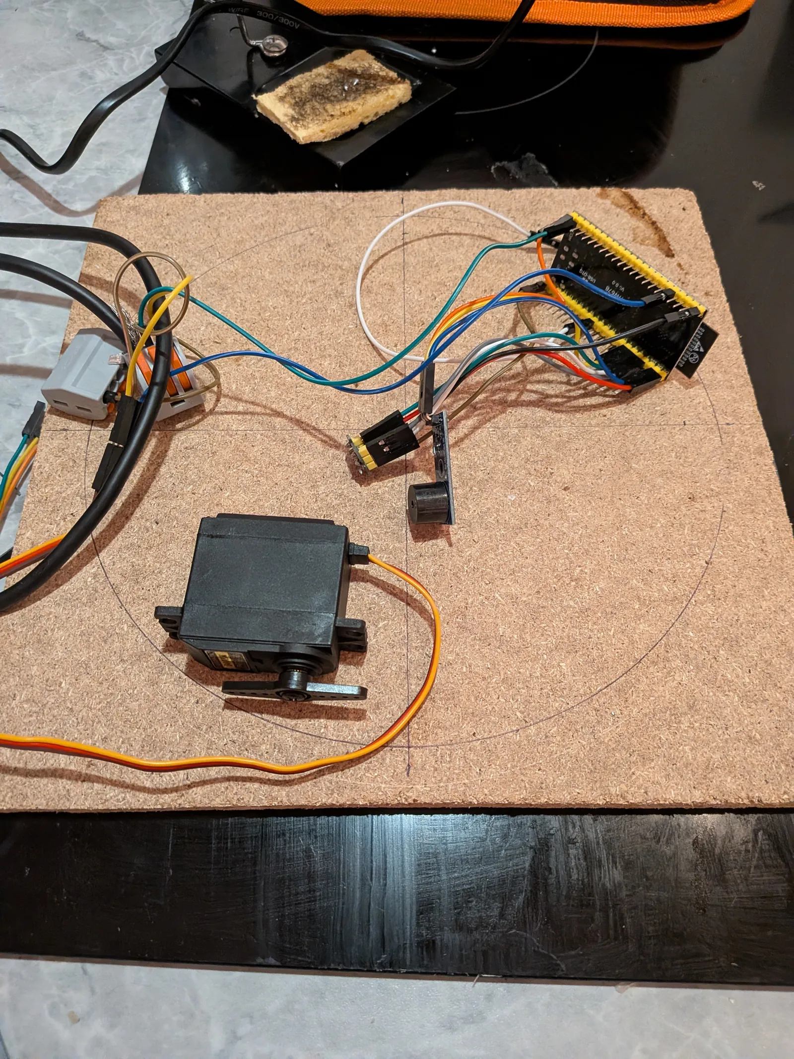 Carte de développement ESP32-S3 avec micro et servo câblés, avant miniaturisation